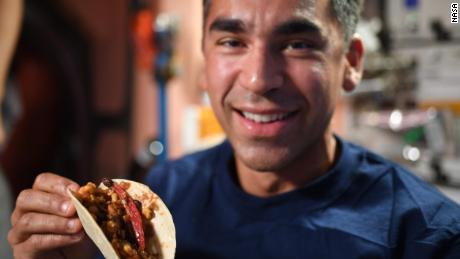Astronot merayakan panen Chili yang memecahkan rekor di luar angkasa dengan malam taco