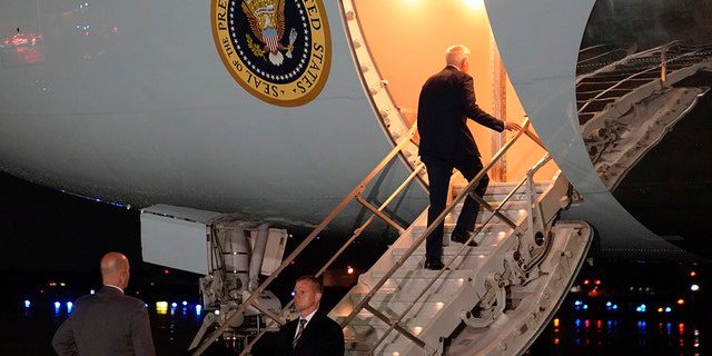 Presiden Joe Biden menaiki Air Force One dalam perjalanan ke Israel dan Arab Saudi, Selasa, 12 Juli 2022, di Pangkalan Angkatan Udara Andrews, Maryland. 
