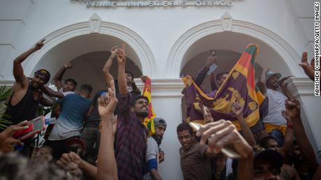 Sri Lanka dalam kekacauan dan presidennya telah melarikan diri.  Inilah yang kami ketahui