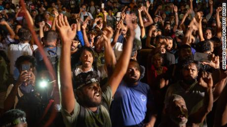 Orang-orang di Kolombo, Sri Lanka, merayakan setelah mengetahui pengunduran diri Presiden Gotabaya Rajapaksa pada 14 Juli.