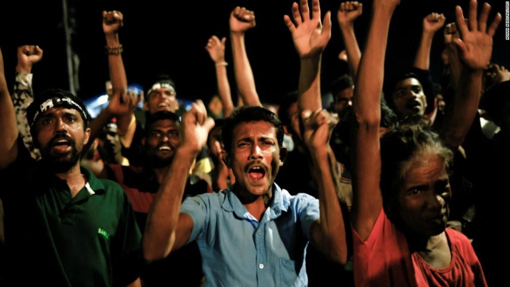 Warga Sri Lanka merayakannya setelah Presiden Rajapaksa mundur - tetapi masalah yang lebih besar membayangi