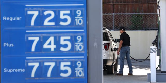 Harga gas di atas ,00 per galon ditampilkan di pompa bensin Chevron pada 25 Mei 2022 di Menlo Park, California.  (Justin Sullivan/Getty Images)