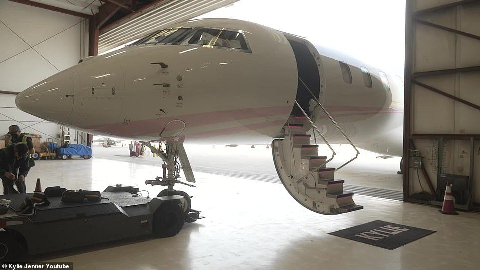 Mengagumkan mata: Jet mewah Kylie's Bombardier Global 7500 dibeli pada tahun 2020 dengan harga $ 72,8 juta yang dikabarkan.