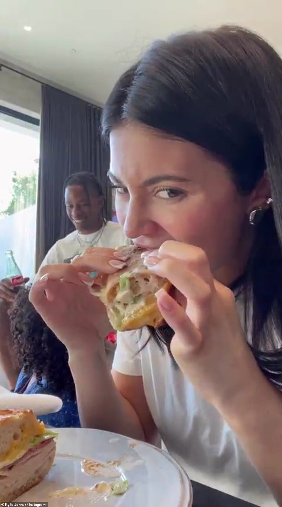 enak!  Alumni Bersaing dengan Kardashians membuat topik di Instagram Story minggu lalu sambil menyiapkan sandwich lezat untuknya dan Travis