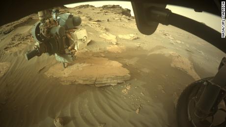 Kamera depan kanan untuk menghindari bahaya pada rover mengambil gambar seri yang lebih luas (bawah). 