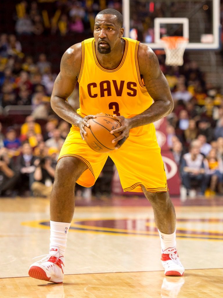 Kendrick Perkins bermain untuk Cavaliers pada tahun 2015.