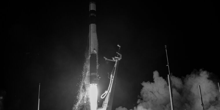 Laporan Roket: Heavy Rocket yang didanai Crypto;  Falcon 9 rusak selama transportasi