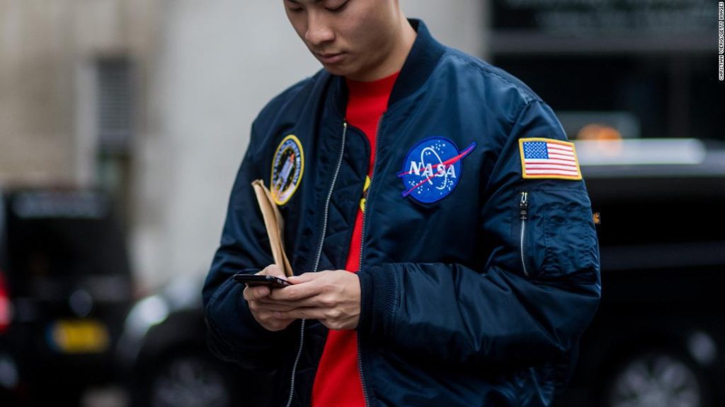 Mengapa semua orang mengenakan pakaian bermerek NASA?