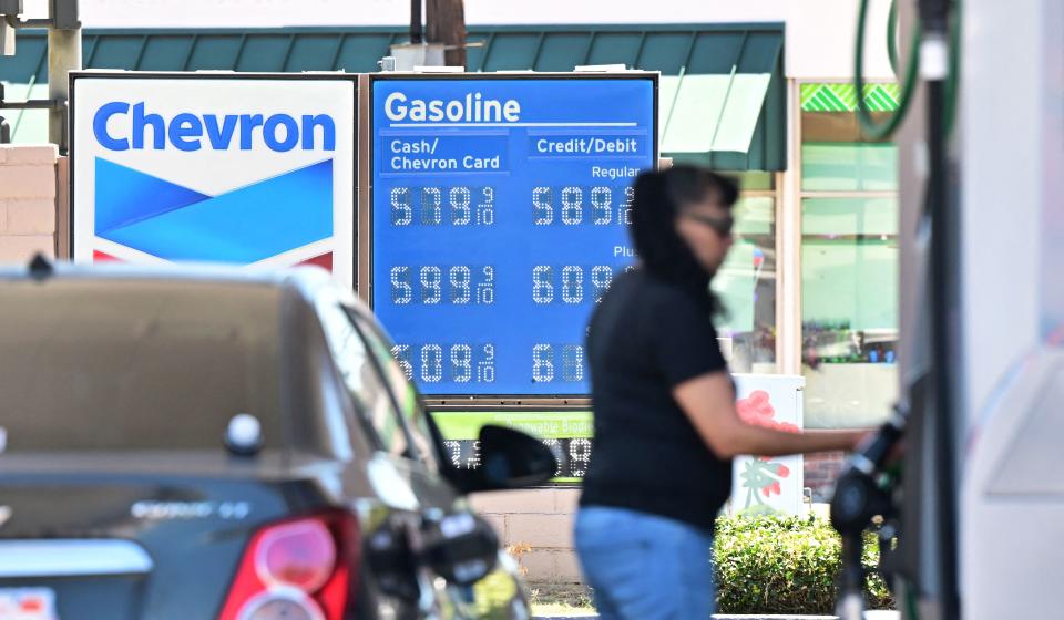 Harga gas ditampilkan di sebuah pompa bensin di Monterey Park, California, pada 19 Juli 2022. Harga gas AS telah turun dari harga tertinggi dalam sejarah di awal musim panas, penurunan yang disoroti oleh Gedung Putih yang diperangi secara politik sebagai tanda inflasi moderat.  Presiden Joe Biden turun ke Twitter untuk menunjukkan bahwa harga di pompa telah turun selama lebih dari sebulan, menghemat rata-rata pengemudi sekitar $25 per bulan.  Harga bensin sekarang rata-rata nasional $4.495 per galon, turun 10 persen dari bulan lalu tetapi naik 42 persen dari tingkat tahun lalu, menurut American Automobile Association.  (Foto oleh Frederic J. Brown/AFP) (Foto oleh FREDERIC J. BROWN/AFP via Getty Images)