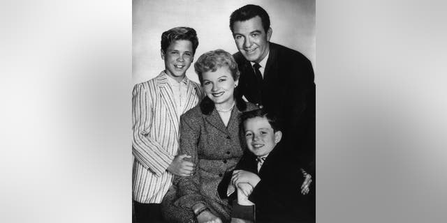 Dow membintangi bersama Hugh Beaumont, Jerry Mathers dan Barbara Billingsley dalam serial TV "Serahkan pada berang-berang."