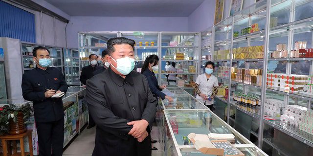 Dalam foto yang disediakan oleh pemerintah Korea Utara ini, pemimpin Korea Utara Kim Jong Un, tengah, mengunjungi apotek di Pyongyang, Korea Utara pada 15 Mei 2022. 