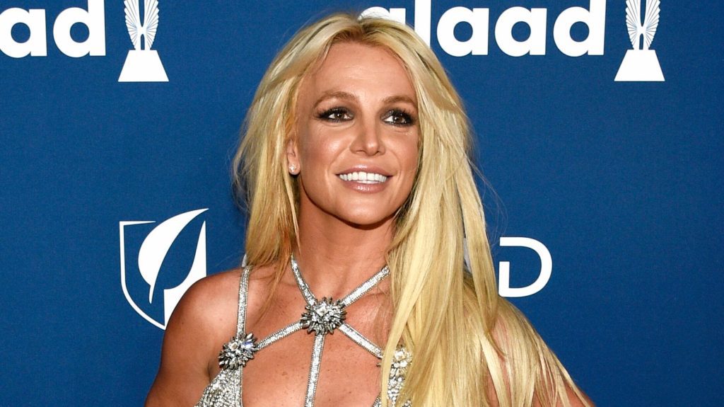 Britney Spears mengungkapkan vokal mentah dalam versi baru 'Baby One More Time'