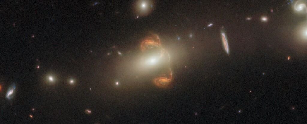 Gambar menakjubkan Hubble mengungkapkan 'cermin' galaksi yang aneh