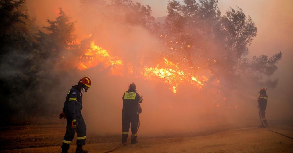 Kebakaran hutan Yunani berkobar di dekat Athena;  Rumah, evakuasi rumah sakit