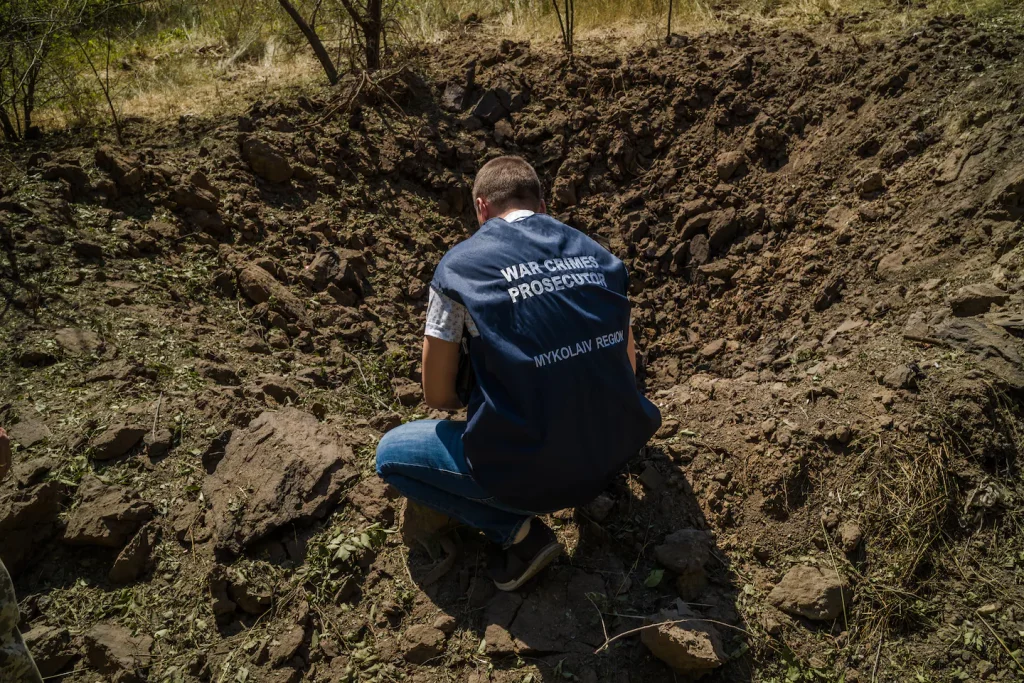 Klip video menunjukkan pasukan pro-Rusia mencela seorang pejuang Ukraina yang dihukum