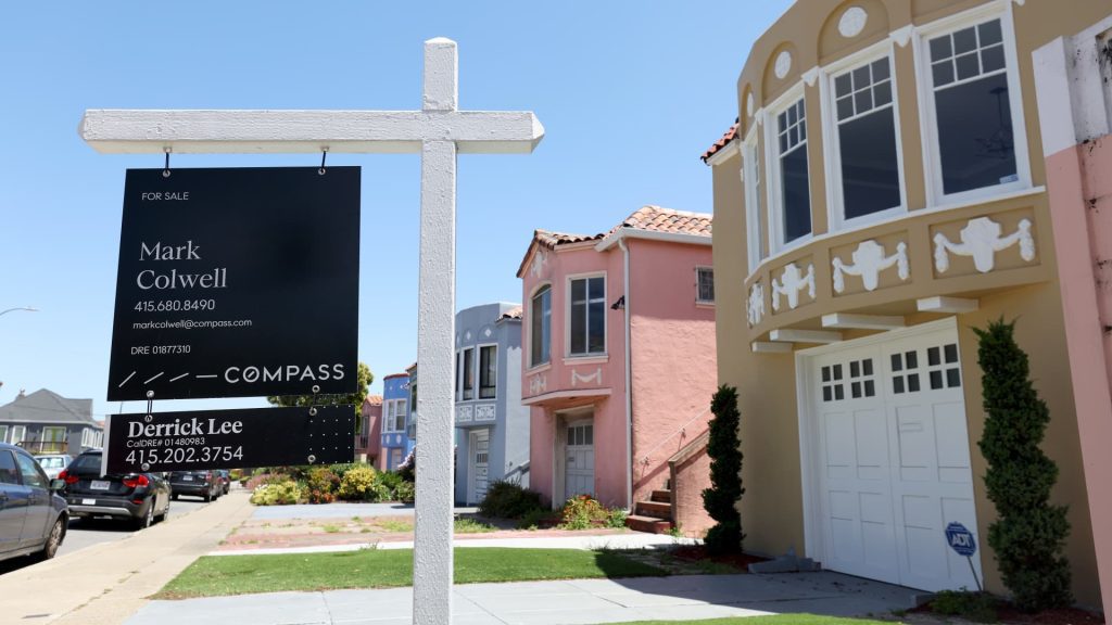 Penjualan rumah di bulan Juni turun 5,4% dari Mei, karena harga mencapai rekor lainnya