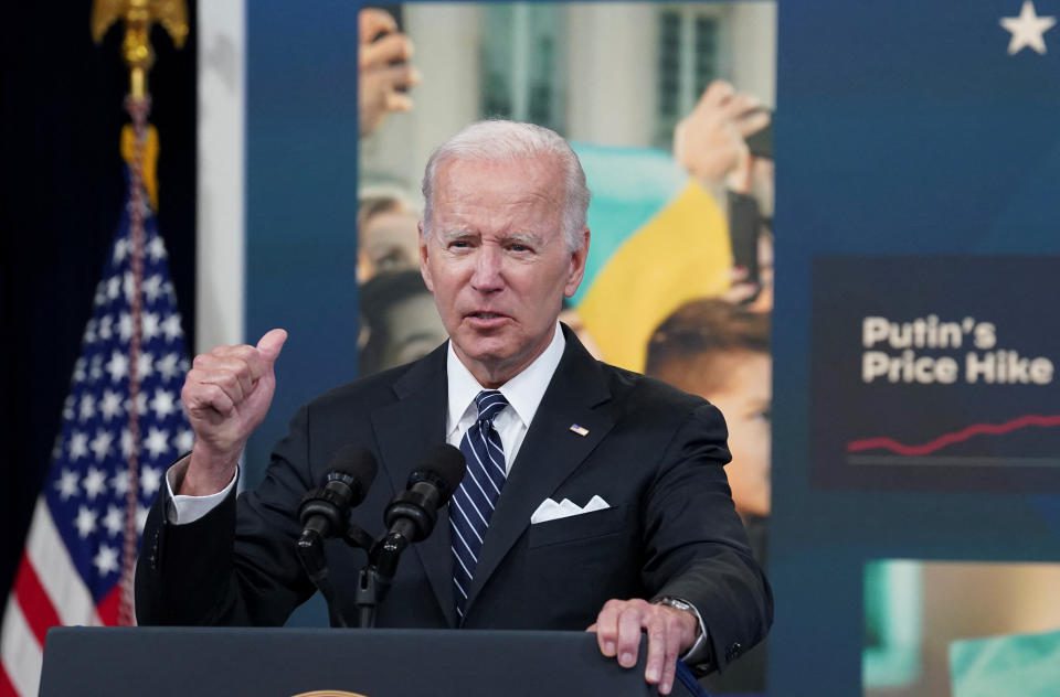 Presiden AS Joe Biden berbicara tentang harga gas selama pidato di Ruang Sidang Selatan Gedung Kantor Eksekutif Eisenhower di Gedung Putih di Washington, AS, 22 Juni 2022. REUTERS/Kevin Lamarck