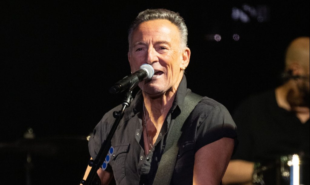 Ticketmaster mengatakan sebagian besar tiket Bruce Springsteen dijual dengan harga di bawah $200