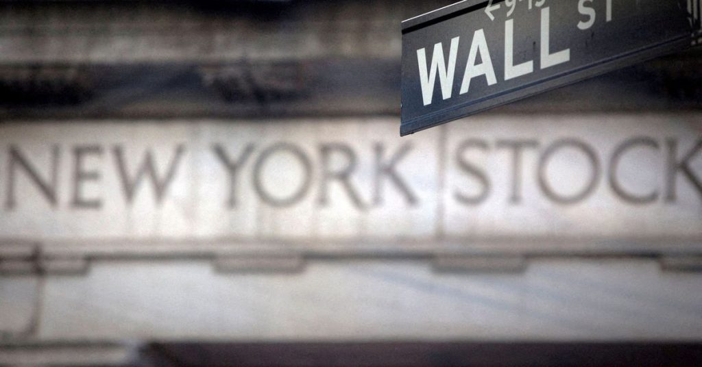 Wall Street berakhir lebih rendah karena data inflasi yang panas meningkatkan peluang kenaikan suku bunga Fed