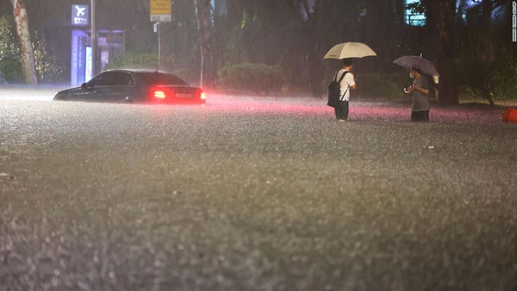 Banjir Seoul: Rekor hujan menewaskan sedikitnya 8 orang di ibukota Korea Selatan saat bangunan terendam dan mobil terendam