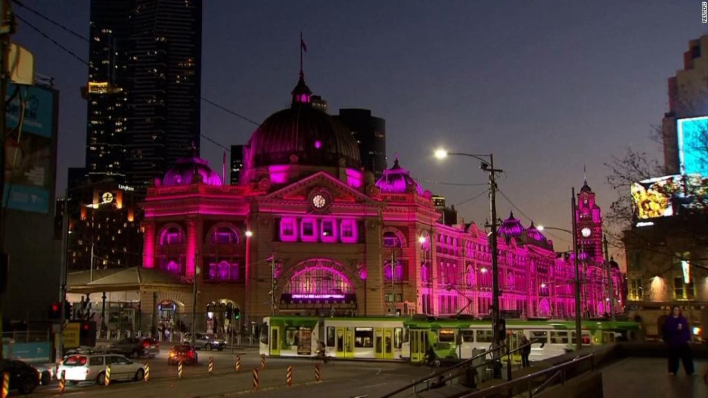 Olivia Newton-John: Landmark Australia bersinar merah muda untuk menghormati penyanyi dan aktivis kanker