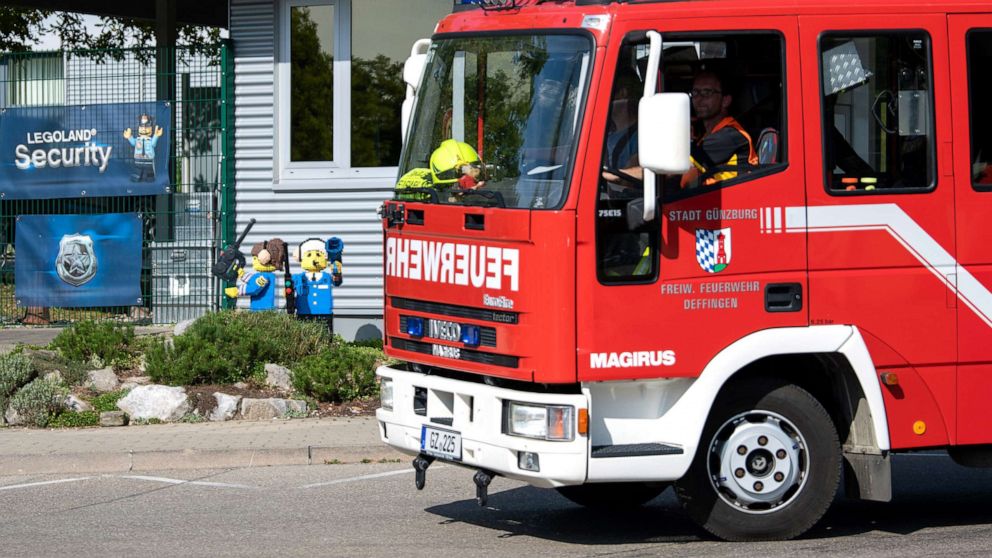 Foto: Sebuah mobil pemadam kebakaran melewati pintu masuk ke Legoland, 11 Agustus 2022 di Bavaria, Jerman. 
