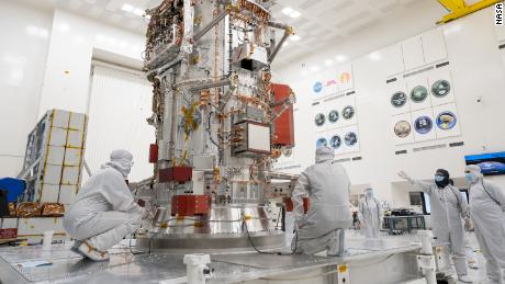 Tim misi saat ini sedang merakit Europa Clipper di High Bay 1, ruang bersih di Laboratorium Propulsi Jet NASA di mana misi bersejarah lainnya telah dilakukan sebelum diluncurkan.