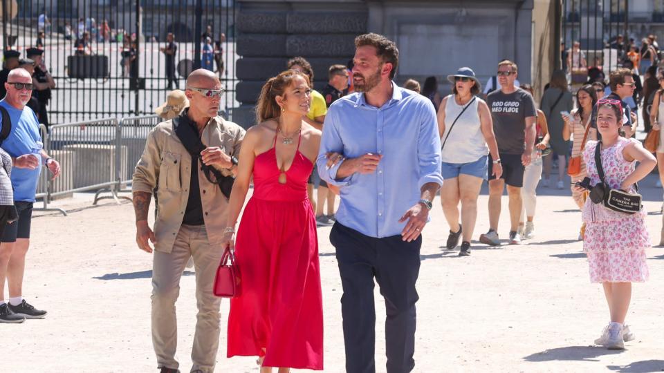 PARIS, FRANCE - JULY 24: Jennifer Lopez dan Ben Affleck terlihat berjalan-jalan di dekat Museum Louvre pada 24 Juli 2022 di Paris, Prancis.  (Foto oleh Pierre Sue / Foto GC)