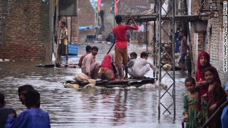 Lebih dari 900 orang tewas akibat hujan monsun dan banjir di Pakistan, termasuk 326 anak-anak