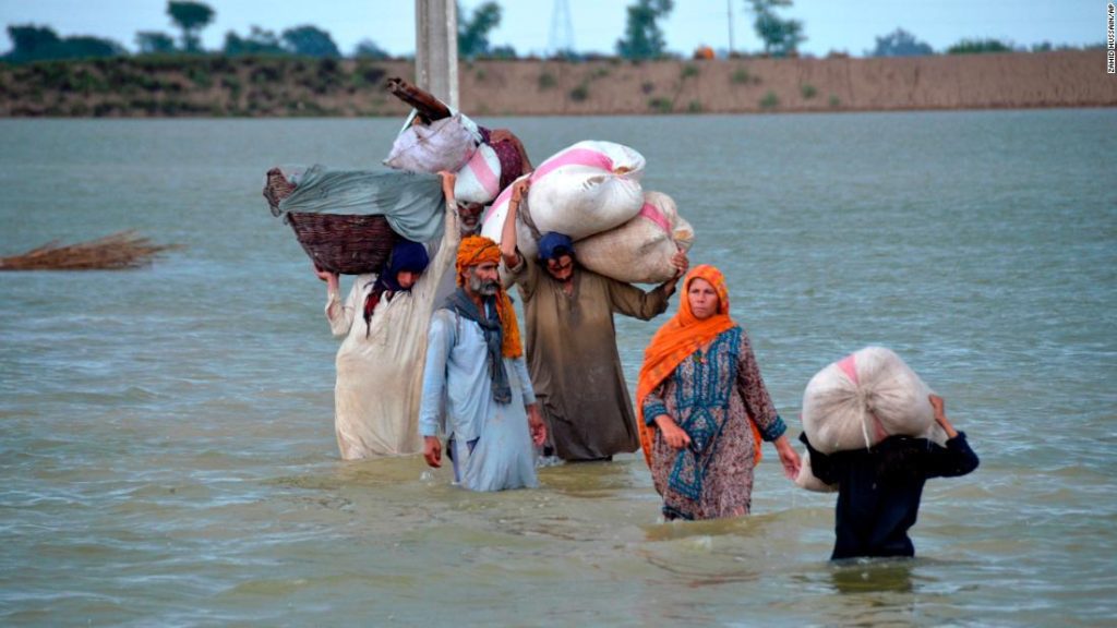 Banjir Pakistan telah mempengaruhi 33 juta orang dalam bencana terburuk dalam satu dekade, kata seorang menteri