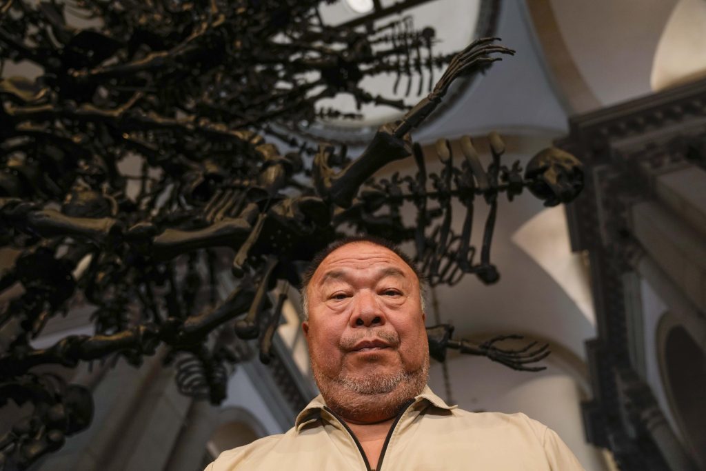 Aktris Ai Weiwei memperingatkan terhadap kesombongan di saat-saat 'sulit'