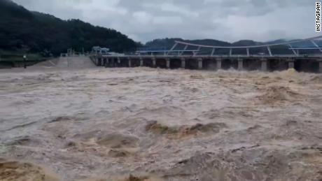 Banjir bandang di Seoul, Korea Selatan, di tengah hujan lebat pada 8 Agustus 2022.