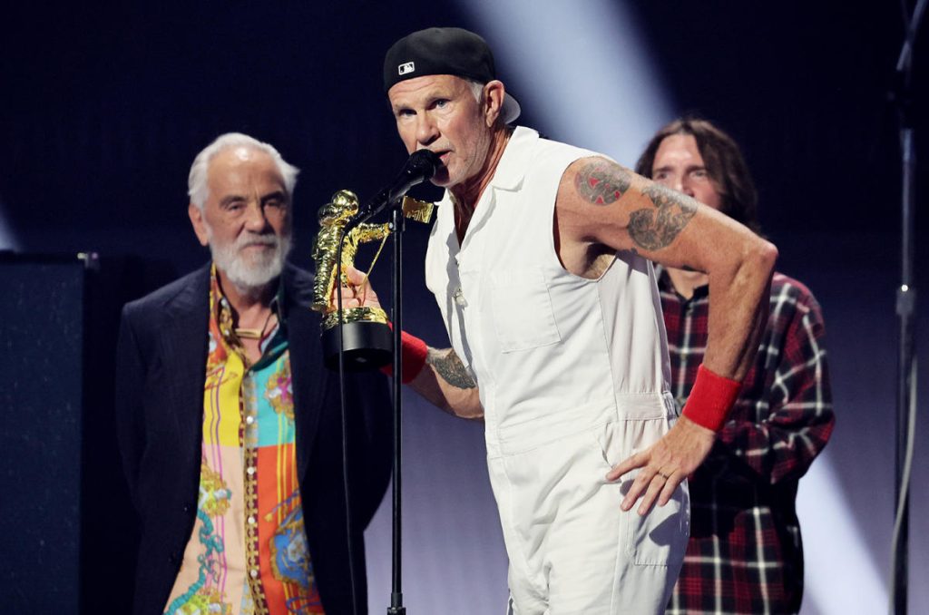 Chad Smith dari Red Hot Chili Peppers mendedikasikan Penghargaan VMA 2022 untuk 'Brother' Taylor Hawkins