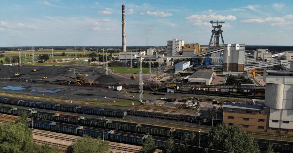 Di Polandia, di mana batu bara adalah raja, pemilik rumah mengantri berhari-hari untuk membeli bahan bakar