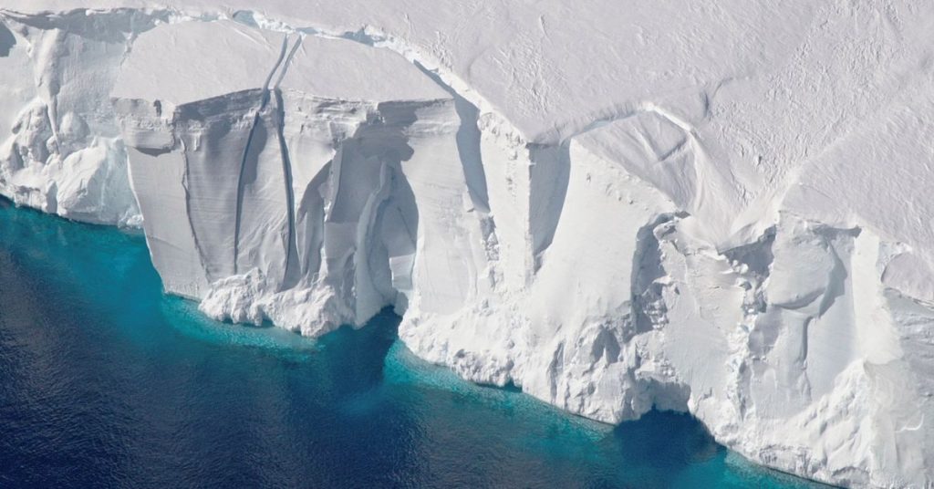 Gambar satelit menunjukkan bahwa lapisan es Antartika runtuh lebih cepat dari yang diperkirakan sebelumnya