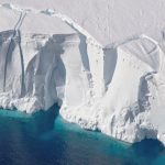Gambar satelit menunjukkan bahwa lapisan es Antartika runtuh lebih cepat dari yang diperkirakan sebelumnya