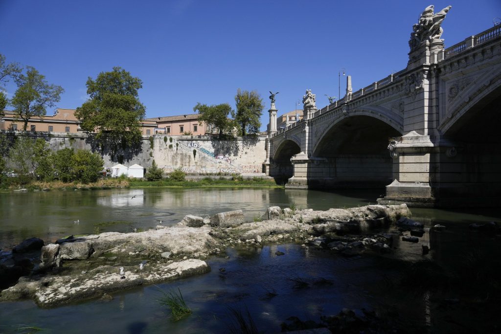 Kekeringan di Italia membuka jembatan kekaisaran kuno di atas Tiber