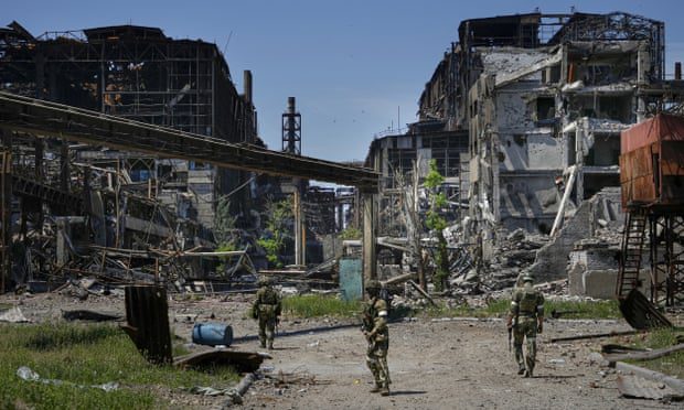 Tentara Rusia berpatroli di area Metallurgical Kombin Azovstal, di Mariupol, di wilayah Donetsk yang dikuasai Rusia.