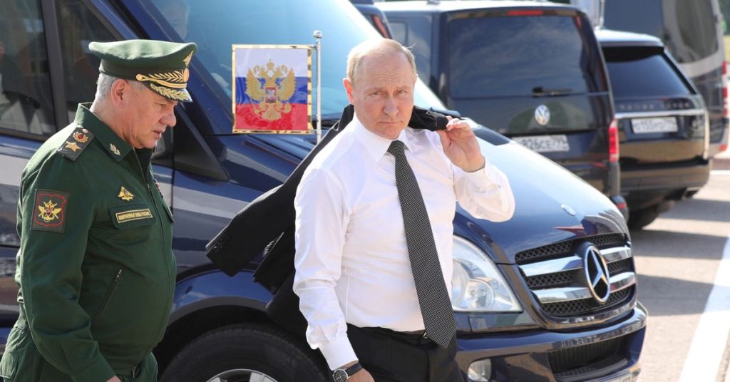 Mengabaikan kemunduran di Ukraina, Putin memamerkan kehebatan senjata Rusia
