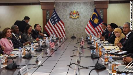 Ketua DPR AS Nancy Pelosi di Kuala Lumpur, Malaysia, bertemu dengan politisi Malaysia pada 3 Agustus.