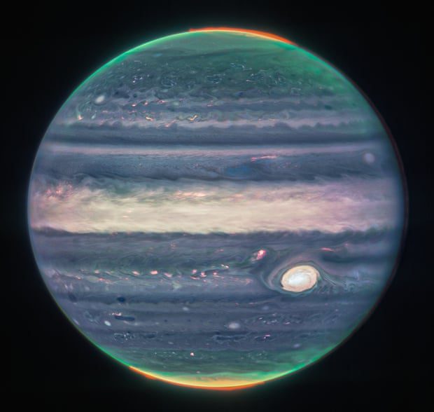 Bintik Merah Besar Jupiter menonjol dengan terang dalam gambar-gambar ini dari Teleskop Luar Angkasa James Webb.