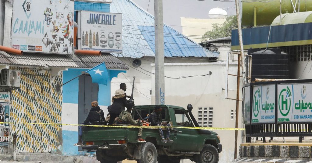Seorang perwira intelijen mengatakan sedikitnya 12 orang tewas dalam pengepungan hotel di Somalia