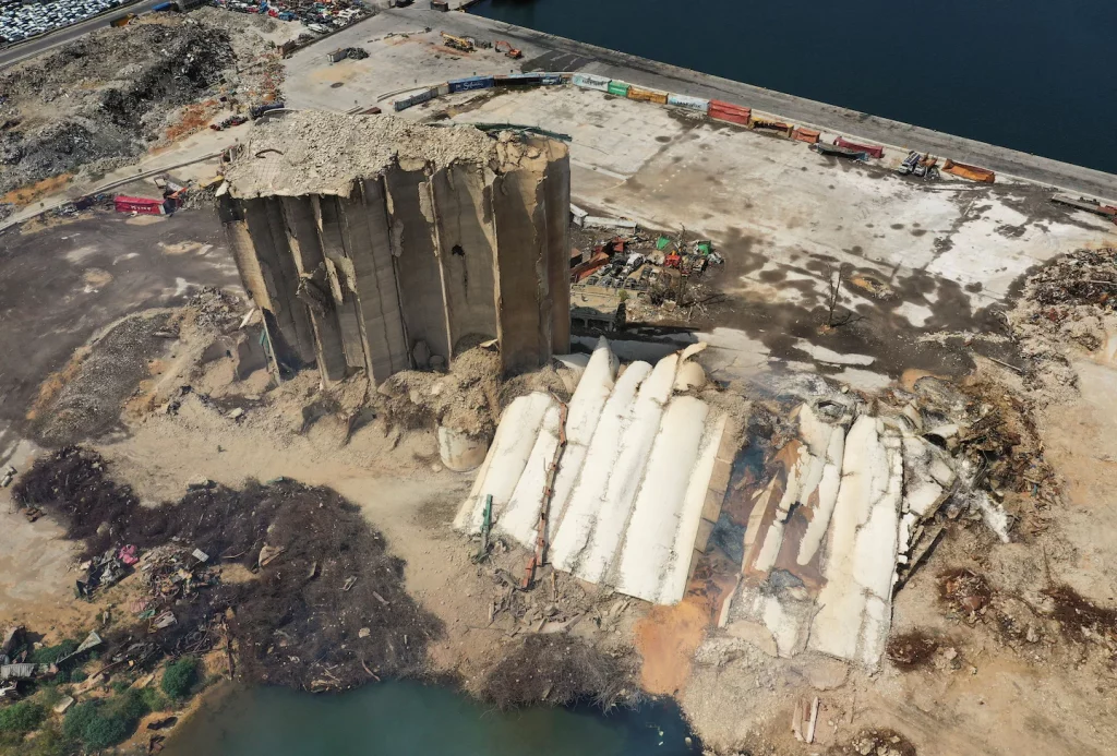 Silo gandum di pelabuhan Beirut rusak akibat ledakan dan akhirnya runtuh
