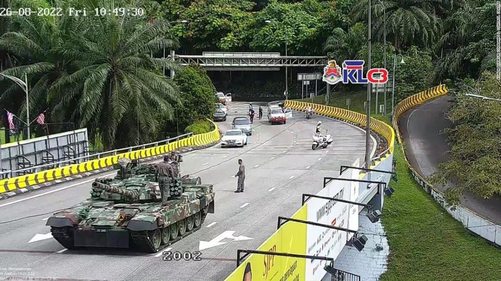 Tentara Malaysia meminta maaf setelah tank dan kendaraan lapis baja runtuh di Kuala Lumpur