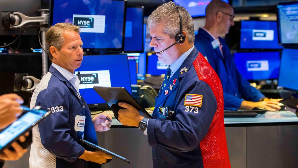 Saham berjangka jatuh setelah Wall Street ditutup pada Agustus dengan kerugian