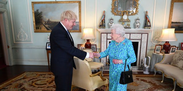 Ratu Elizabeth II menyambut Boris Johnson selama pertemuan di Istana Buckingham, di mana dia akan secara resmi memperkenalkannya sebagai Perdana Menteri baru di London pada 24 Juli 2019. 