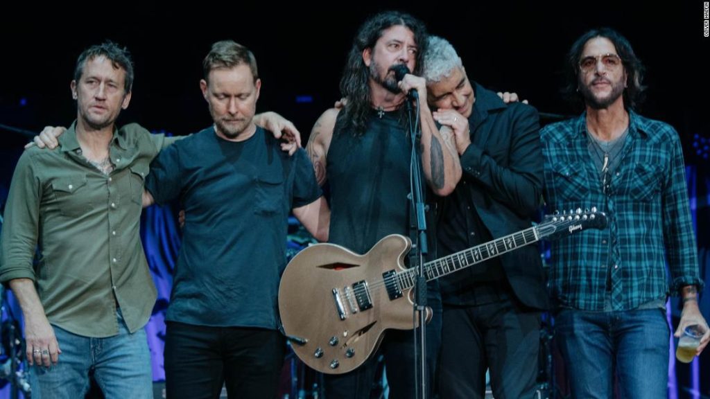 The Foo Fighters memberi penghormatan kepada drummer Taylor Hawkins di konser di London