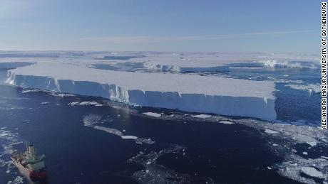 Kapal penelitian Program Antartika AS Nathaniel B Palmer beroperasi di dekat lapisan es timur di Thwaites pada tahun 2019.