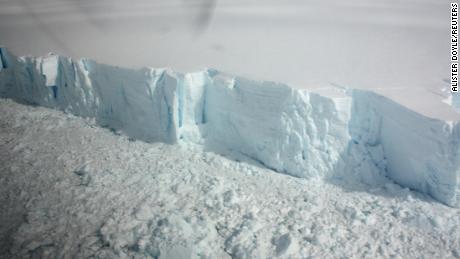 Gambar satelit menunjukkan lapisan es terbesar di dunia pecah lebih cepat dari yang diperkirakan sebelumnya