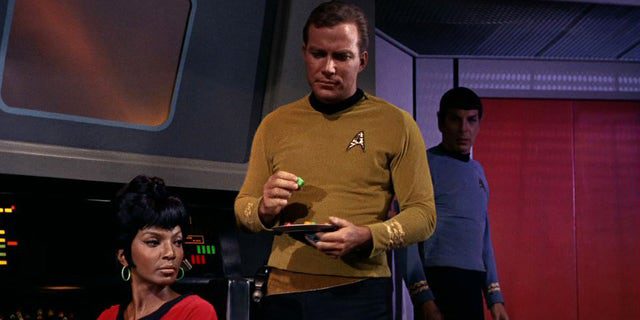 Nichelle Nichols (sebagai Letnan Nyota Uhura) dan William Shatner (sebagai Kapten James T. Kirk) ditampilkan dalam sebuah adegan dari "perangkap pria" Episode pertama dari "Star Trek" yang disiarkan pada tanggal 8 September 1966.